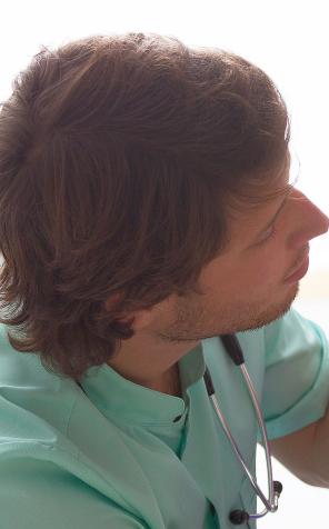 Lawinowo rośnie liczba osób z chorobami głosu. Wśród zagrożonych grup nie tylko śpiewacy i nauczyciele, lecz także księża, prawnicy i politycy