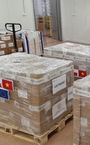 Przekazanie kolejnej partii szczepionek dla Wietnamu. W ramach solidarności szczepionkowej Polska przekazała szczepionki przeciwko Covid-19 m.in. do Egiptu, Tajwanu, Kenii, Ukrainy, Australii, Norwegii, Uzbekistanu i Kirgistanu